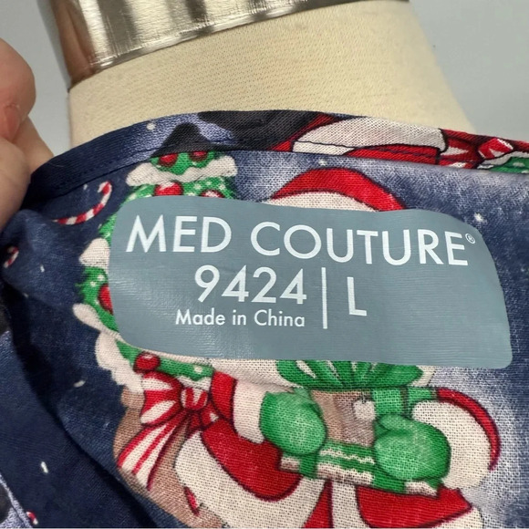 Med Couture Christmas Santa Cookies Winter Novelty Print Scrub Top Sz L Scrubs - Picture 5 of 6